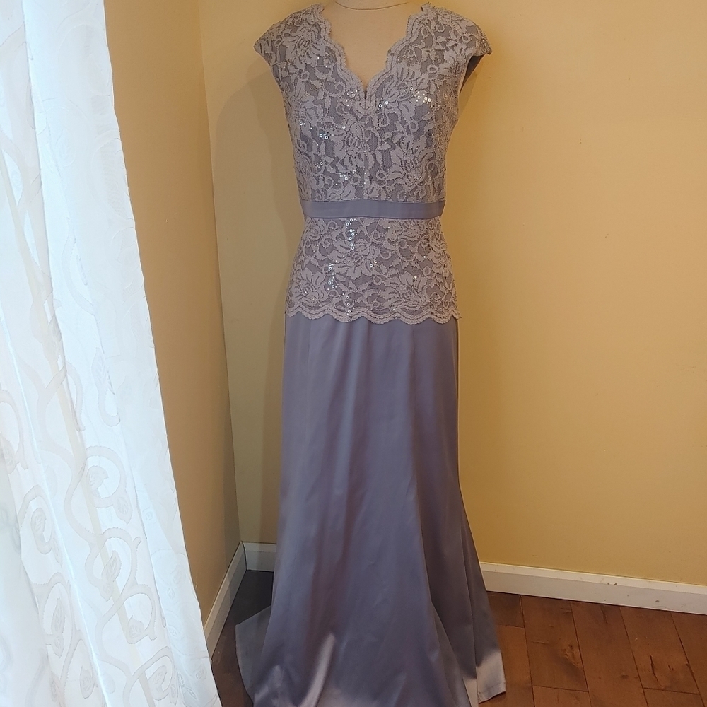 Sangria Women's‎ Lace Bodice Gown with Satin Skirt Formal party dress siz…